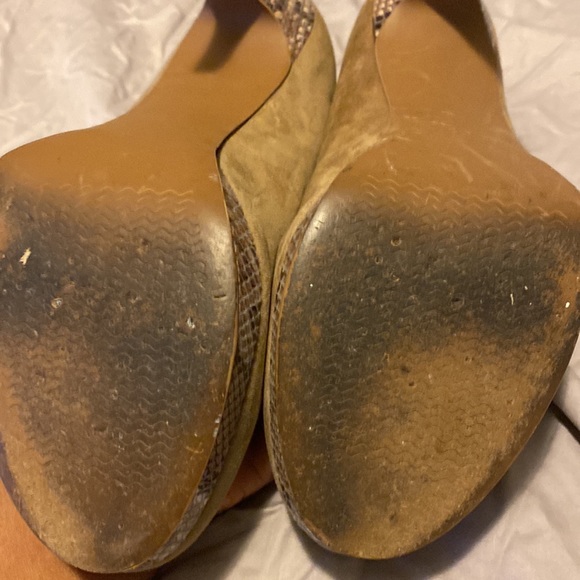 TAN HEELS WITH SNAKE PRINT PLATFORM - Picture 2 of 6